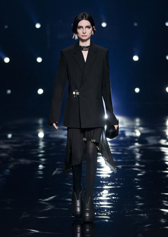 GIVENCHY_FW21_LOOK_01_MD.jpg